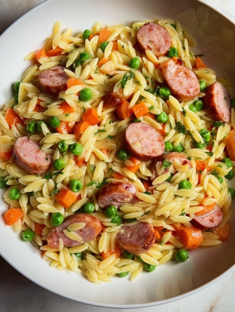 Schnelle Kritharaki Pfanne mit Würstchen & Gemüse