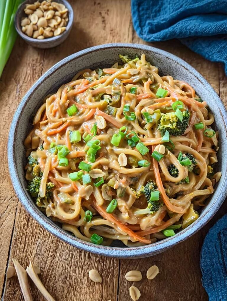 Cremige Udon Nudeln mit Erdnusssauce und frischem Gemüse