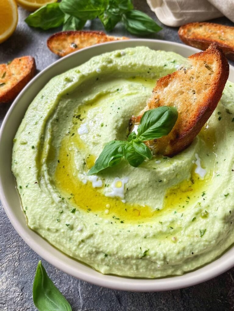 Cremiger Avocado-Dip mit Basilikum und geröstetem Brot