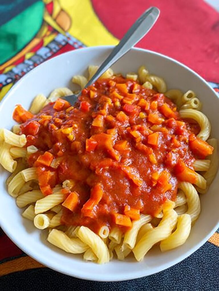 Makkaroni mit bunter Tomatensoße für jeden Tag