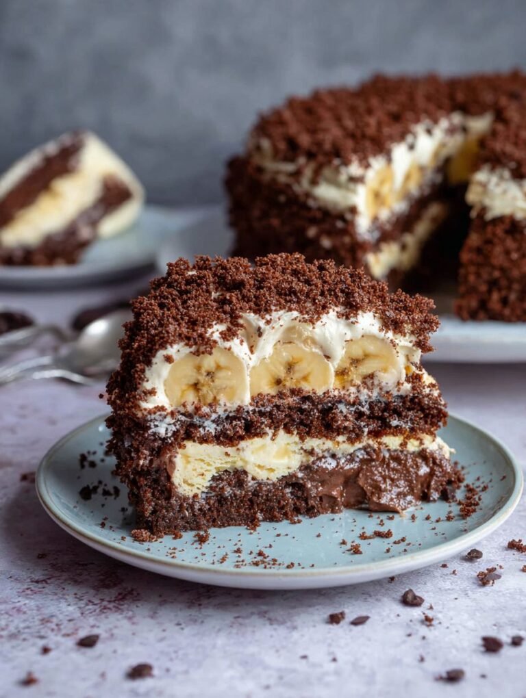 Schokoladiger Maulwurfkuchen mit Bananenfüllung zubereiten