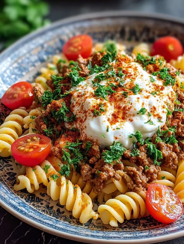 Türkische Pasta mit Hackfleisch und Joghurtsoße genießen
